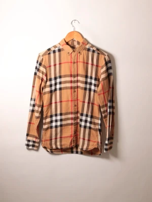 Burberry skjorta - Burberry skjorta, Storlek S, Skick 5/10 (defekt på en av ärmarna).  Hojta till vid frågor eller funderingar så bemöter vi dig snabbt och professionellt.  /Team Trovata 💛 