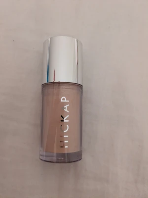 Hickap Swirling Lights Highlighter - Flytande highlighter från Hickap i nyansen Champagne. Limited Edition för 2025 års julkalender
