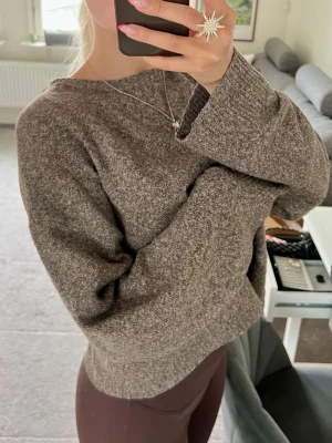 Brunmelerad stickad tröja - Mysig brunmelerad stickad tröja med avslappnad passform och långa ärmar. Tröjan har en rak, något kortare modell och rund halsringning💕💕
