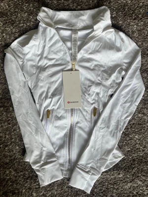 Lululemon Define Jacket Vit/Guld - Aldrig använd ✔️, kommer med tag 🏷, Storlek S ✔️, Skickas inom 1 dag 🚀, kontakta gärna för mer info ☺️