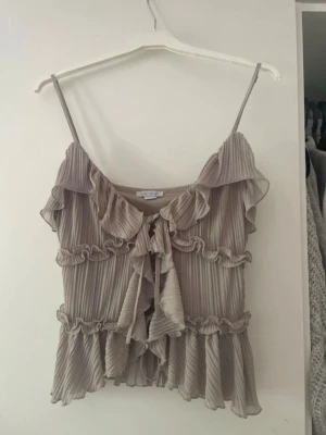 fest topp/sommar topp  - snygg topp, aldrig använd! grå/beige💕