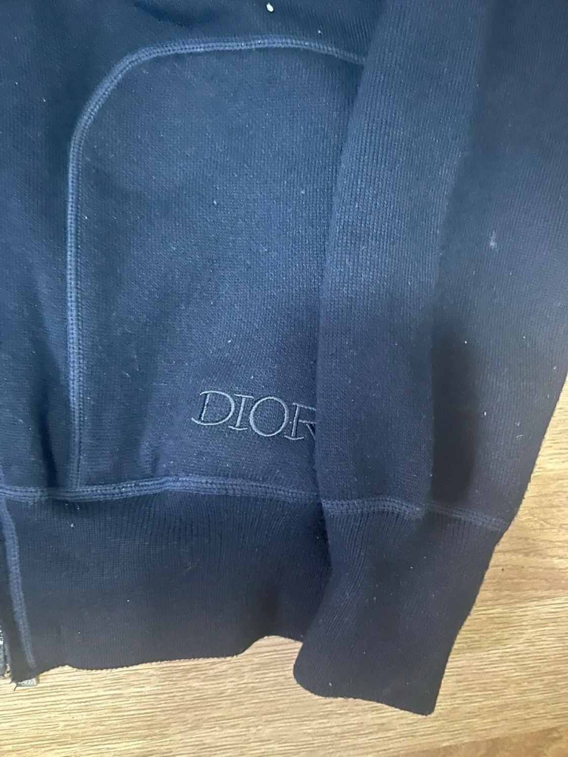 Svart  hoodie med monogramfoder - 1
