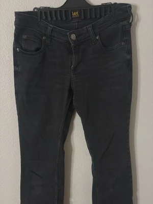 Low waist bootcut  jeans från Lee - Low waist bootcut jeans från Lee i modellen Jessica och st W25 L31. Perfekt för en vardaglig look. För mer frågor är det bara att dma💞