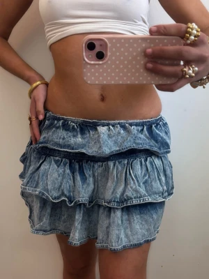 Vintage volangkjol i jeans - Såå fin vintage lågmidjad jeanskjol med volanger! Midjemått rakt över: 38 längd 32. Jag är 168 och det är mina bilder, köp via köp nu direkt eller Swish, kvar tills markerad som såld 💖 obs storlek 176, men passar 38. 