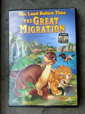 Landet för längesedan: The great migration dvd - Denna DVD innehåller filmen ”The Land Before Time: The Great Migration” för barn. Filmen är förpackad i ett standard-DVD-fodral och består av två skivor. Baksidan av fodralet visar en sammanfattning av handlingen och information om produktionen.  OBS!! skivorna är begagnade så det kan förekomma repor/hairlines på skivorna, men då jag kollar igenom alla filmer jag säljer garanterar jag att alla funkar felfritt)  OBS!! Den förra ägaren fick skivorna att funka utan problem, men jag får ej igång dom