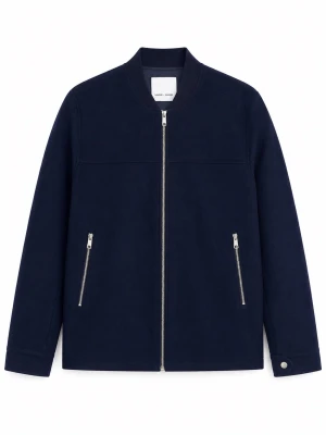 Mörkblå Samsoe overshirt  - Stilren mörkblå overshirt Samsoe med silverfärgade dragkedjor framtill och på fickorna. Jackan har en klassisk bomberkrage, raka ärmar och knappdetalj vid ärmslutet. Materialet ser ut att vara mjukt och matt, perfekt för en clean och modern look.