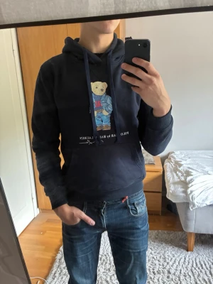Ralph Lauren hoodie - Säljer en mörkblå Ralph Lauren hoodie i storlek M. Säljer den då den börjar bli för liten. Materialet är mjukt och skönt. Hoodien är i bra skick. Modellens längd 182cm, vikt 74kg. 