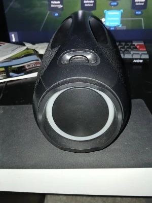 Andersson svart bärbar högtalare - Snygg och kraftfull svart bärbar högtalare från Andersson robust handtag och tydliga knappar för volym, play/pause och Bluetooth. Högtalaren har rundade former, tygklädd front och sidor samt detaljer i plast. Perfekt för att ta med sig överallt och spela musik trådlöst. Den har 2 stora subbwofers. Usb laddare