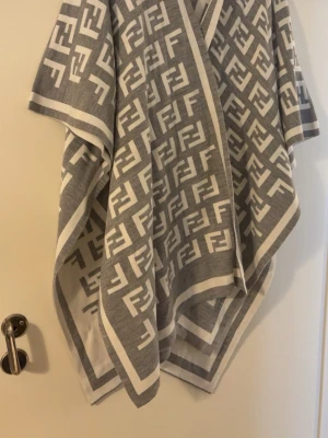 Gråvit sjal med Fendi-logga - Fin poncho som aldrig är använd. Går att ha den på två olika sidor. One size. 