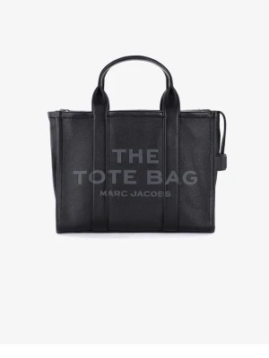 Svart The Tote Bag från Marc Jacobs - Säljer en svart handväska från Marc Jacobs, modell The Tote Bag. Väskan är tillverkad i strukturerat läder med två rejäla handtag och tydlig logga framtill. Klassisk boxig form som rymmer det mesta du behöver. Perfekt för dig som gillar stilrena accessoarer. Inköpt på Frölunda Torg / Raglady. Använd endast vid ett tillfälle , som ny. 