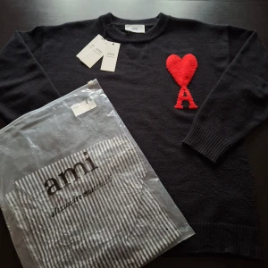 Svart Ami paris sweater  - Säljer en använd ami paris stickad tröja. Den är lite knottrig på nedre högersida annars så är det inga problem med den. Skulle säga att den är lite stor för sin storlek. Den är S men känns med som M. Inga märken eller hål och jag har kvar påse pch tags. Använd kanske 15 gånger max. Mått axelbredd 55 cm Längd 67 cm