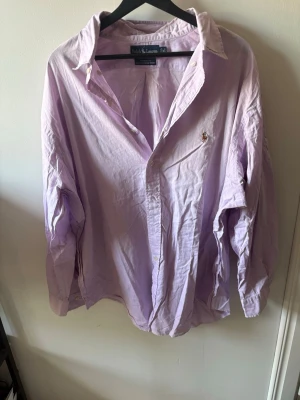 Polo Ralph Lauren Skjorta - Skön polo Ralph lauren skjorta i bästa skick. Nypris 1700 kr från polos hemsida mitt pris 550. Pris kan diskuteras vid snabb affär