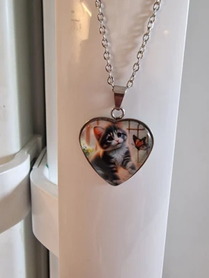 Halsband kattunge - Halsband kattunge ink kedja. Kedja 45 cm + 5 cm. Berlock 2 cm × 2 cm. Glas överdrag.