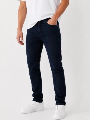 Nudie Jeans - Storlek 28/34 - Mörkblå Nudie Jeans för män. Helt nya, inga skador/slitage. Storlek W28/L34. Perfekta jeans för dig som vill ha stil och kvalitet. Hör av dig vid intresse/frågor. PRIS KAN DISKUTERAS!