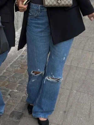 Blåa slitna raka jeans - Säljer ett par blåa raka jeans med slitningar och hål på knäna. 