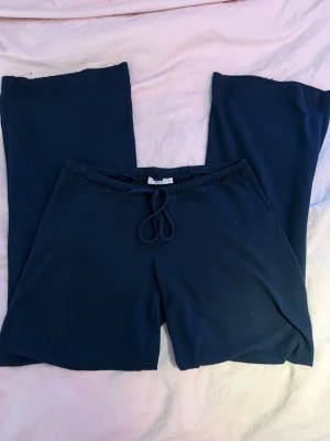 Mörkblå nelly chill pants xxs - Noppriga och har krymt i tvätten så innerbenslängden är ca 69cm 