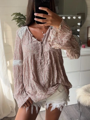Topp med spets  - Supersnygg topp med spets detaljer och mönster🍋🥥