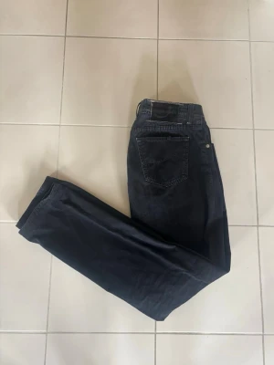 Jacob Cohen Jeans  - Svarta Jacob Cohen jeans i toppskick! Riktigt sköna byxor som ger en mycket frän, men framförallt elegant stil. Byxorna är av fruktansvärt bra kvalitet med en Passformen som är grym! Personen på bilden är 193 cm och väger 80 kg 