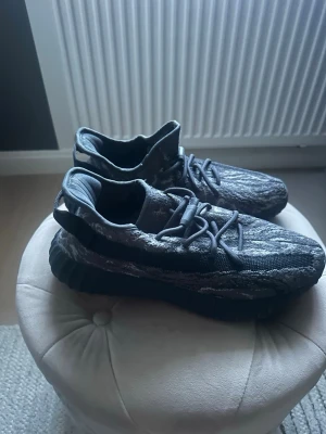 Yeezy Boost 350 V2 Zebra svart/grå - Säljer ett par Yeezy Boost 350 V2 i svart och grått med zebramönstrad ovandel i stickat material. Skorna har en chunky sula och elastiska snören för skön passform. 