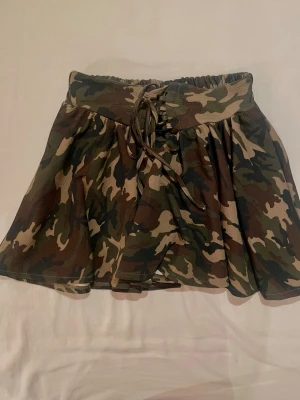 Kjol från Japan ☆ - Super söt kjol i camouflage tryck som passar i storlek s-xs 💕säljer pga kmr inte till användning ★ skriv om du har några funderingar!