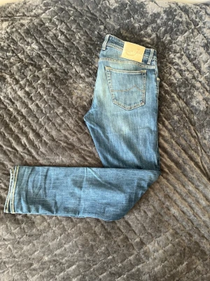 Jacob Cohen Jeans 688 Comfort - Tja! Säljer nu dessa galet snygga Jacob Cohën jeansen i storlek 34. Size 34 IT=W33, fråga gärna om mått vid osäkerhet! Fint skick, slitning på högerknä men annars riktigt snygg tvätt.  Hör gärna av dig vid minsta fråga eller fundering!🌟