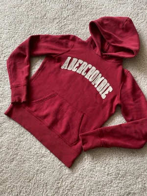 Abercrombie & fitch hoodie - En riktigt schysst Abercrombie & fitch hoodie🙌☘️🙂‍↔️ Storlek M passar Xs. Skriv vid frågor🫶