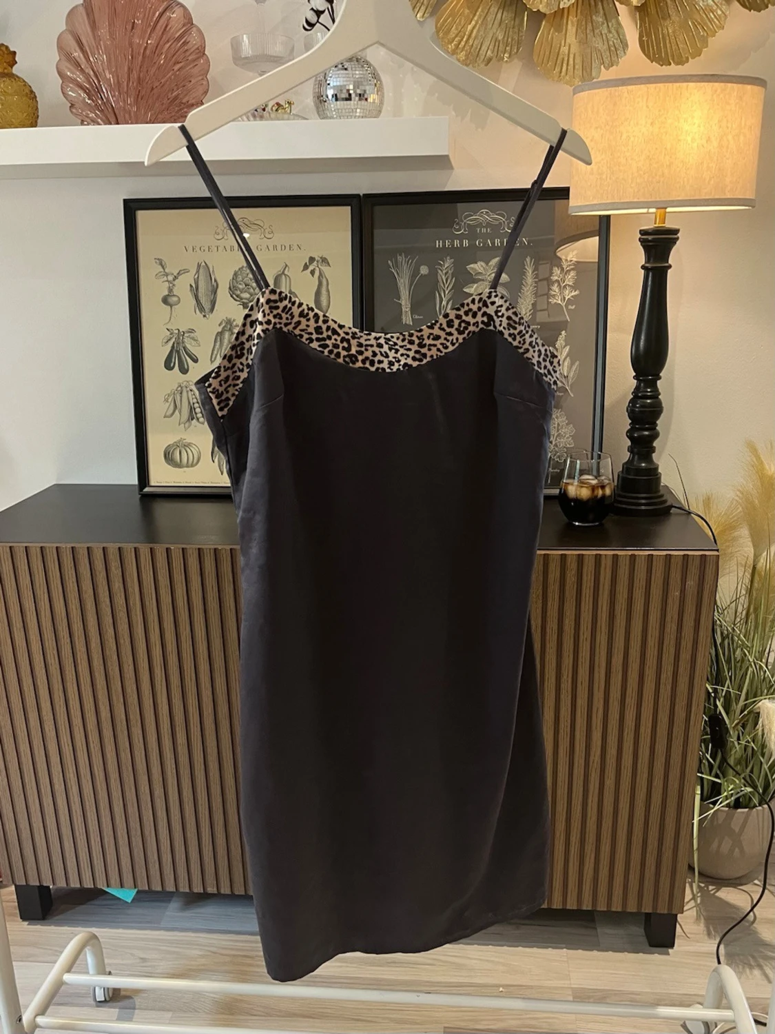 Svart slipklänning med leoparddetalj