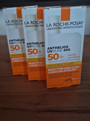 La Roche-Posay Anthelios SPF 50+ - 3 stycken Solskydd från La Roche-Posay, Anthelios UVMune 400 Invisible Fluid SPF 50+. Transparent och lätt formula som skyddar mot långa UVA-strålar. Vatten- och svettresistent, parfymfri och passar känslig hud. Förpackningen är vit och orange, 50 ml. Utg.datum 04.2028