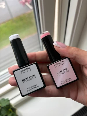 Gelpolish Factory nagellack duo - Två nagellack från Gelpolish Factory: ett builder gel overlay och ett color gel polish. Båda flaskorna innehåller 10 ml och används med UV/LED-lampa. Färgerna är klassiskt vit och ljusrosa, perfekta för en fräsch och elegant manikyr. Original pris är 84kr st.
