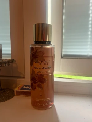 Victoria's Secret Bare Vanilla Golden - body mist från Victoria's Secret i Bare Vanilla Golden. Innehåller 250 ml och ger en söt, varm vaniljdoft. Säljer då den knappast har kommit till användning av mig!☺️