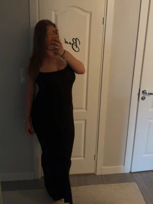 Skims klänning - Säljer min superfina svarta klänning från skims, soft lounge long slip dress i storlek M. Det har blivit dags att sälja den då den bara hängt helt ny med prislappen kvar i min garderob 🤍