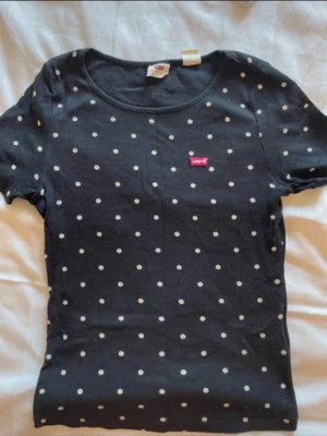 Svart prickig t-shirt från Levi's - Superfin. Svart/marinblå 