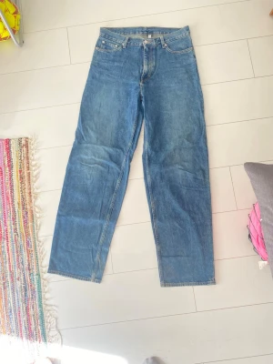 Mörkblå Weekday jeans - Baggy blå jeans från Weekday i bra skick! Jeansen är i storlek W30L34 så är längre i benen.
