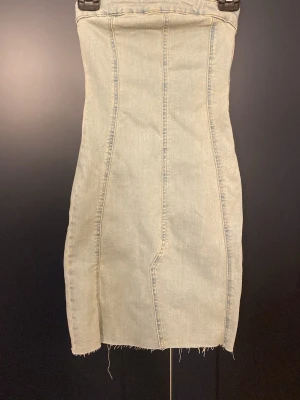 Jeans klänning  - Säljer denna jeans klänningen från Gina tricot då den aldrig kommit till användning ❤️ Klänningen är storlek xs och kort. Färgen kan se lite grön ut på klänningen men det är så den är så inga skador eller syner på användning, skriv för mer info ❤️
