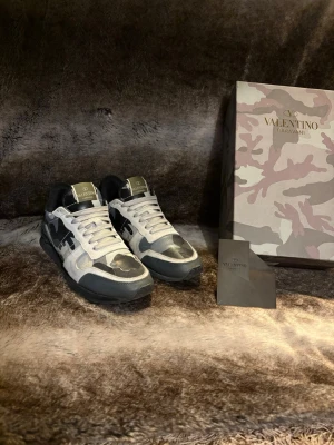 Valentino rockrunners - Tja, säljer nu mina valentino rock runners. Köpta för ett tag sen hos merchsweden för runt 4000kr. (Kvitto finns ej kvar) Orginal box och skopåsar medföljer! Skriv om du har några funderingar. 