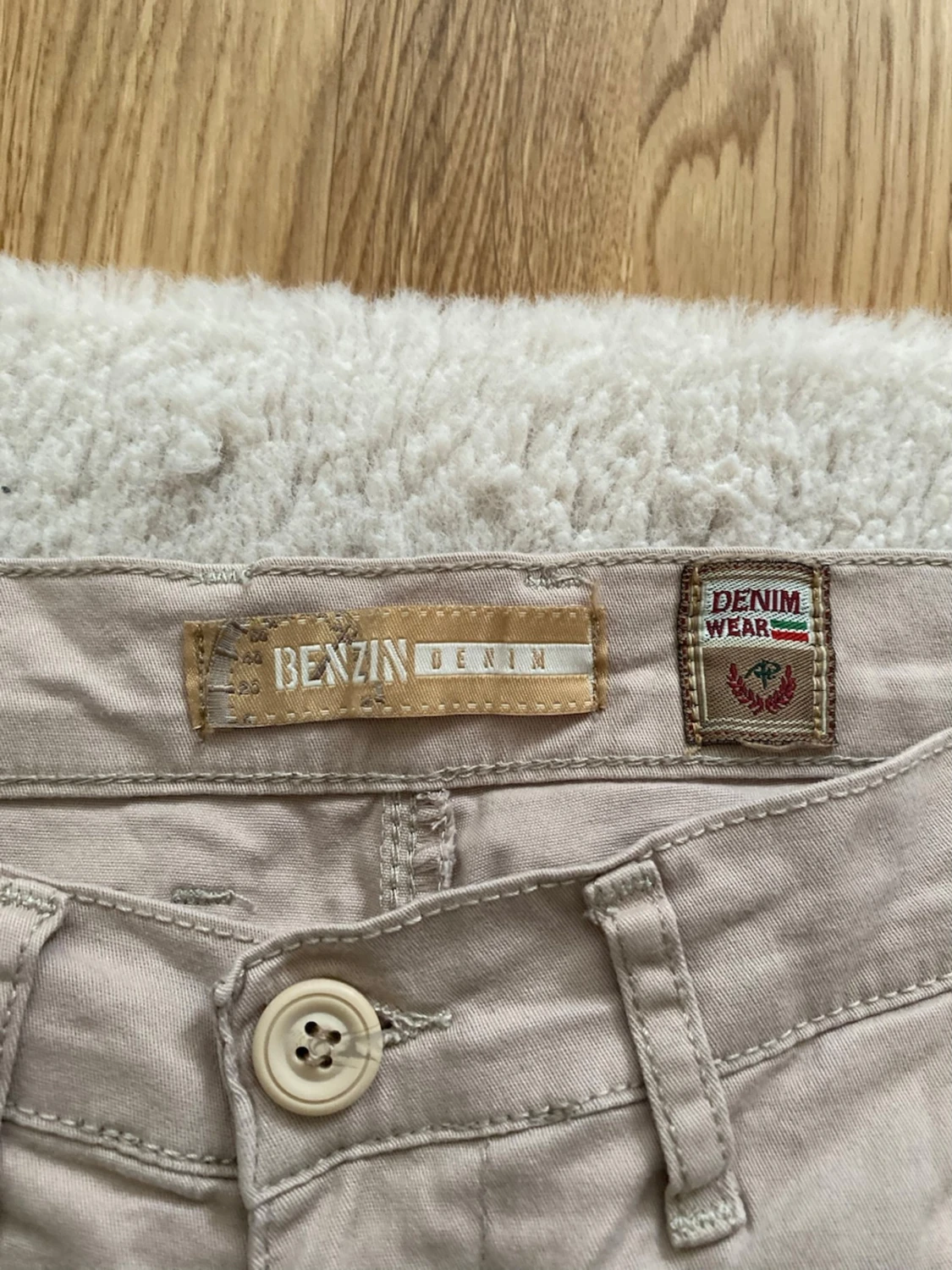 Beige chinos från BENZIN - 3