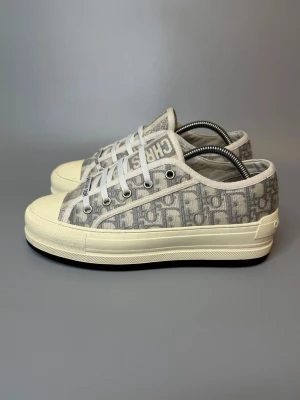 Dior Skor - ‼️VI TAR EJ BYTEN‼️ Walk ”N” Dior Sneakers | Skick: 9/10 | Storlek 38 | ingår box & kort vid köp! | Fraktar inom 24H efter köp på köparens bekostnad 📦💨 | Hör av dig vid minsta fråga eller fundering 