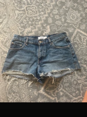 Blå jeansshorts - Ett par jeans shorts från & Other stories som jag köpte ett par år sedan men som tyvärr blivit för små