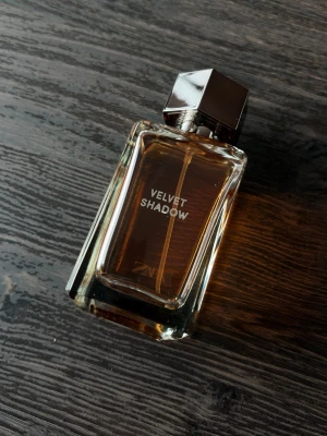 ZARA Velvet Shadow 100ml - Parfym från ZARA som liknar Parfums de Marly Oriana/Kilian Love Don’t Be Shy. Mer än 90% kvar i flaskan. OBS! Alla mina parfymer förvaras i ett svalt rum borta från solljus! 