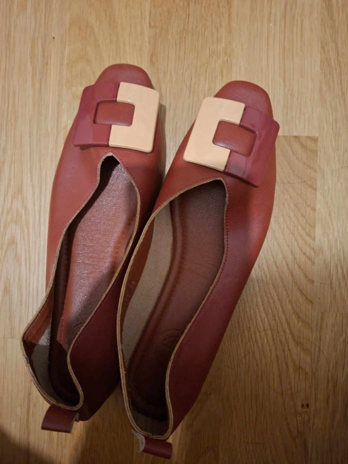 Röda ballerinaskor med beige spänne