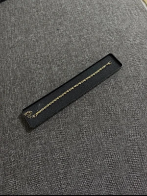 Guld Armband - Helt ny har aldrig använts. Armbandet är utav rostfritt stål. Går även att justera efter din längd på armen.