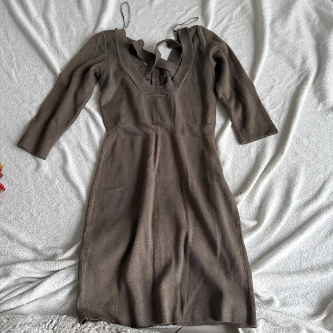 Khaki stickad klänning med knyt