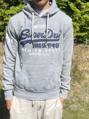 Grå hoodie från Superdry - Superdry Hoodie  Säljer min Superdry hoodie i fint skick. Bekväm passform och perfekt för både vardag och fritid.  📦 Snabb frakt ✅ Bra skick 💯 Äkta Superdry  Storlek: S  #superdry #hoodie #superdryhoodie #streetwear #fashion #mode #vinted #plick #sweater #hooded #casual #trend #unisex #kläder #sälj #secondhand #vintage #premium #outfit #streetstyle #designer #bekväm #stilren #fynd #snabbfrakt #brand #hoodies #fashionstyle #wardrobe #clothing
