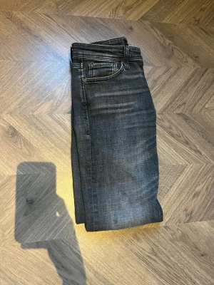 Jack & Jones jeans  - Säljer dessa feta svarta/gråa jeans från Jack and Jones, dem är i väldigt bra skick o sitter perfekt. Den är i storlek W29 L32