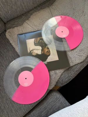 Ariana Grande thank u, next vinyl rosa/transparent - Säljer  Ariana Grande – thank u next. Skivorna är i  rosa och transparent. RARE ! aldrig använd bara inte i plasten 