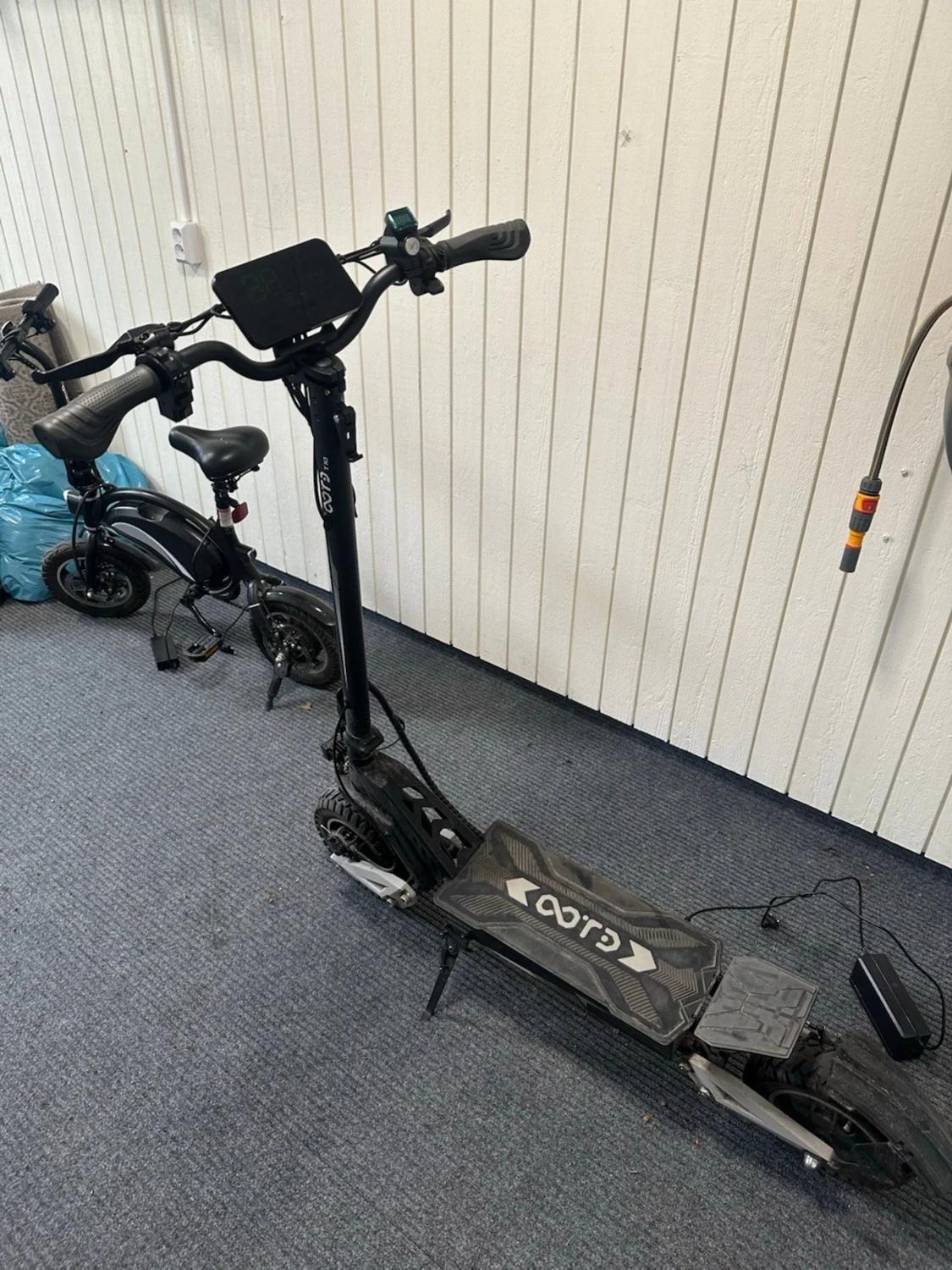 Svart elscooter med laddare - 5