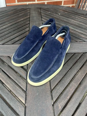 Mörkblå Aurélien loafers - Aurélien Loafers, endast använda 5 gånger, mycket fint skick, Storlek 44. OBS INTRESSEKOLL!