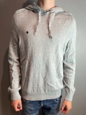 Morris stickad hoodie - Fint skick. Han på bild är 185cm, 77kg!