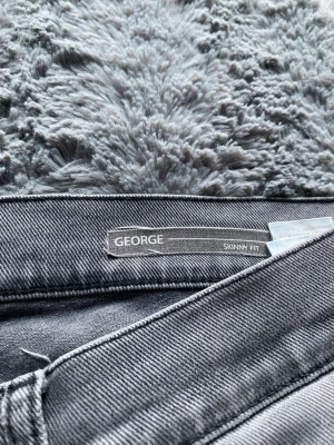 Dondup George 33 - Säljer mina feta gråa dondup jeans i modellen george och storleken 33. De är i bra skick men med vissa slitage som på fickan på bild. Tveka inte på att höra av er om ni har frågor.