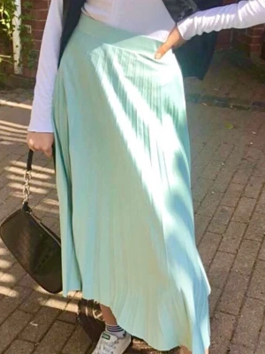Turkos långkjol - Snygg turkos/mint färgad långkjol med plisserad design. Kjolen har ett mjukt, flytande fall som ger en elegant siluett. Superfin nu till sommaren! Använd fåtal gånger!🤍